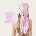 Rückansicht eines rosafarbenen quadratischen Satinkopftuchs, das ein Modell trägt - 90cm Packung / Rosa (SD90cm-18#)