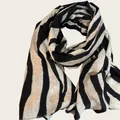 Elegante bufanda vintage con estampado animal en beige y negro para looks de verano - Beige cebra