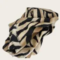 Elegante chal con estampado de leopardo vintage para mujer en estilo old money caqui y negro - Cebra Café Claro