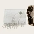 Eleganter Schal aus 100 % australischer Wolle in Off-White mit weicher Textur und Fransen - Haferflockenfarbe