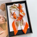 Franse stijl oranje vierkante zijden sjaal met elegant kettingpatroon voor dames - Lelietje-van-dalen (Oranje Frame) / 70x70cm
