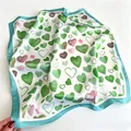 Vista dettagliata del foulard in seta da 70 cm con cuori e bordo verde acqua scuro - 70cm / Verde