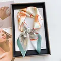 Elegante foulard di seta in stile francese con motivo floreale astratto arancione - Schizzo Floreale (Cornice Ciano) / 70x70cm
