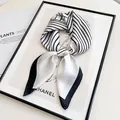Foulard quadrato in seta a righe bianche e nere stile francese elegante, 70x70 cm - Righe Classiche (Bianco e Nero) / 70x70cm