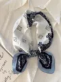Foulard in seta vintage con motivo paisley e bordo blu annodato con eleganza - 68cm x 68cm / Blu Twin Paisley