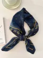 Foulard vintage francese in seta blu navy con motivo paisley per capelli e borse - 68cm x 68cm / Blu Notte Stellato Paisley