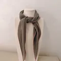Detailopname van olijfgroene plissésjaal met roze golvende randen op display - Mocha Bruin
