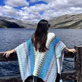 Achteraanzicht van een vrouw met een blauwe gebreide etnische sjaal bij een bergmeer. - Tops / 140cm x 100cm / Blauw en Wit