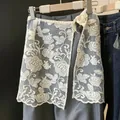Dettaglio del coprigonna in pizzo d'organza bianca per un elegante look a strati sui pantaloni. - Taglia unica / Pantaloni e gonne / Jacquard a rose