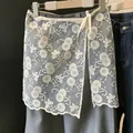 Vista dettagliata del ricamo floreale su una gonna in organza trasparente per sovrapposizione - Taglia unica / Pantaloni e gonne / Dente di leone
