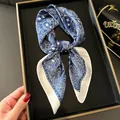 Blauw-witte paisley zijden sjaal voor professionele halskleding - Buddha Paisley 70 Vierkante Sjaal / Marineblauw