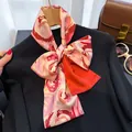 Élégante écharpe étroite en imitation soie fleurie nouée sur un pull noir sophistiqué - Rouge Bonbon / 150cm