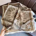 Vista dettagliata di un foulard di seta quadrato di lusso con motivi floreali paisley. - LQ-7