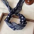 Dettaglio ravvicinato di una sciarpa in seta blu navy con stampa paisley per capelli - Blu Notte