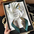 Eleganter Seidenschal mit grünem Reiterprint für Damen, modisches quadratisches Halstuch - 70x70cm / Kompass