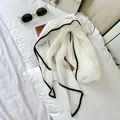 Elegante witte geplooide sjaal met zwarte golvende rand voor mode-accessoires voor dames - Wit Zwarte Rand