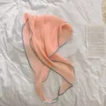 Elegante perzikgekleurde plissésjaal met donkerblauwe randen voor haar en nek accessoire - Perzikroze