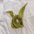 Avocadogroene geplooide sjaal met een witte golvende rand voor nek, tas of haar - Matchagroen