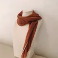 Elegante geplooide sjaal in gebrand oranje met witte contrastranden voor damesmode - Karamel