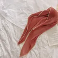 Terracotta geplooide sjaal met crème kantrand voor haar- en tasdecoratie voor dames - Leer Rood