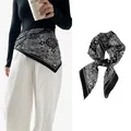 Dettaglio della sciarpa di seta nera paisley come cintura e accessorio annodato. - Paisley Nero Classico