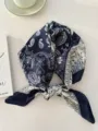 Sciarpa in seta retrò francese con motivo paisley blu scuro annodato - 68cm x 68cm / Paisley Contrasto Blu Bianco