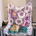 Elegante pañuelo cuadrado de satén con flores moradas y blancas, drapeado con estilo - Estampado de Lunares Floral Púrpura (Tipo de flor-9#)