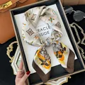 Eleganter Seidenschal quadratisch mit Vintage-Feder- und Gürtelmuster für Damen - 70x70cm / Khaki Totem