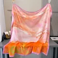 Detalle de pañuelo de satén de 110x110cm con estampado jaspeado abstracto rosa y naranja atardecer - Estampado Pintado al Atardecer (Tipo de flor-12#)