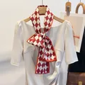 Écharpe étroite élégante à carreaux rouges et blancs nouée en noeud sur une robe beige - Rouge Diamant / 150cm