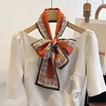 Élégant foulard en soie étroit orange et marron à motifs géométriques pour femme noué en nœud - Orange Floraison / 150cm