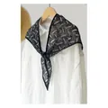 Dettaglio ravvicinato di sciarpa a triangolo in pizzo nero con delicati motivi floreali - Nero / 120cm