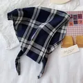 Foulard a triangolo retrò a quadretti blu scuro e bianco in cotone per donna elegante - 26x87cm / Quadri Navy