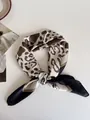 Vista dettagliata di un foulard quadrato alla moda con stampa leopardata per capelli - Stampa Leopardata Cachi Bordo Nero / 68cm