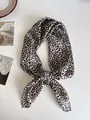 Dettaglio di un foulard di seta con stampa leopardata annodato con stile - Stampa Leopardata Sesamo / 68cm
