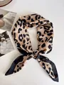 Nahaufnahme eines stilvollen Halstuchs aus Satin mit Leopardenmuster auf weißem Tisch - Schwarzer Rand Kleines Leopardenmuster / 68cm