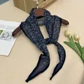 Elegante foulard in seta blu navy con stampa floreale bianca per vita o collo - 135cm / Blu navy
