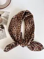 Vista dettagliata del foulard quadrato setoso con stampa leopardata e nodo. - Stampa Leopardata Completa Fantasma / 68cm