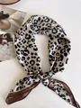 Dettaglio di un foulard quadrato alla moda con stampa leopardata per donna su bianco - Leopardo Beige Marrone / 68cm