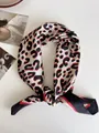 Dettaglio ravvicinato del motivo leopardato rosso e nero su una sciarpa di seta lucida - Stampa U-Leopardata Rossa e Beige / 68cm