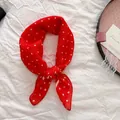 Elegante foulard in seta rossa a pois annodato come versatile fascia per la moda estiva - 58cm / Rosso a pois