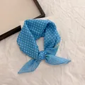 Elegante sciarpa in seta azzurra con motivo a pois bianchi classico per donna - 58cm / Pois Blu Notte