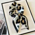 Elegante foulard quadrato con stampa leopardata da donna, accessorio moda effetto seta - Stampa Leopardata Bianca e Nera / 68cm