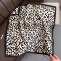 Elegante foulard quadrato piccolo con stampa leopardata e bordo nero - Leopardo Rosa / 68cm