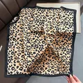 Elegante foulard quadrato in seta con stampa leopardata e bordo nero per donna - Stampa Leopardata Caffè e Gialla / 68cm