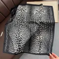 Elegante foulard di seta quadrato leopardato da donna, motivo bianco e nero - Stampa Leopardata Punti Neri / 68cm