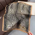 Elegante sciarpa quadrata in raso con stampa leopardata da donna in toni marrone e nero - Stampa Leopardata Caffè / 68cm