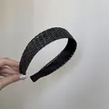 Détail d'un serre-tête minimaliste en paille tressée noire avec un design large et élégant - 3cm de Large / Noir