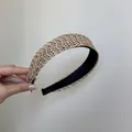 Gros plan détaillé d'un serre-tête large en paille tressée de style bohème pour femme - 3cm de Large / Café Clair