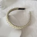 Detailweergave van een gele bloemen hoofdband van gaas met een handgemaakt label. - Haarband / 2 cm Breedte / Geel Bloemrijk